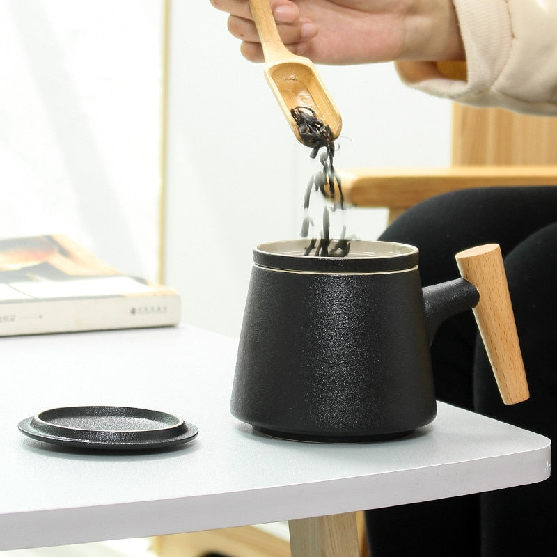 Black Tea Infuser Mug Set in use
