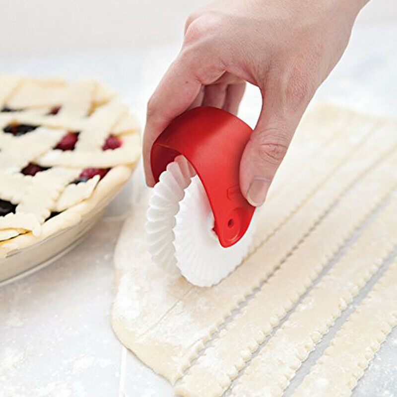 Wave pattern pastry cutter wheel